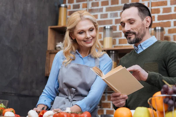 Manžel Čtení Recept Manželku Kuchyni — Stock fotografie zdarma