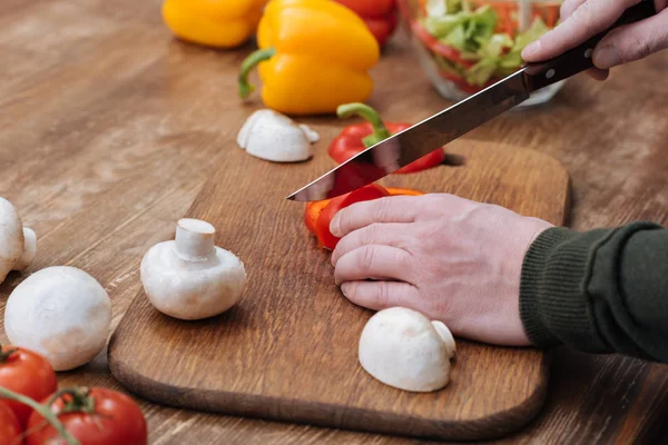 Bijgesneden Afbeelding Van Man Snijden Paprika Keuken — Stockfoto