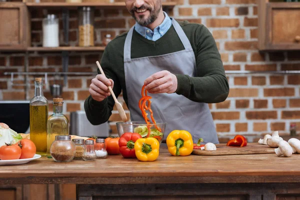 Imagen Recortada Del Hombre Sonriente Añadiendo Pimiento Ensalada — Foto de Stock