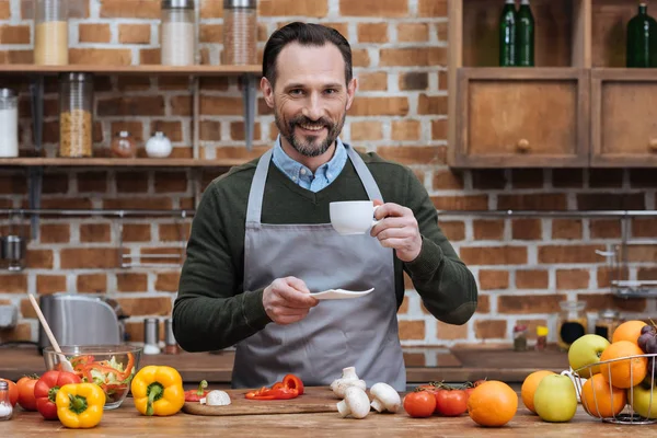 Knappe Man Met Kopje Koffie Aan Tafel Keuken — Stockfoto