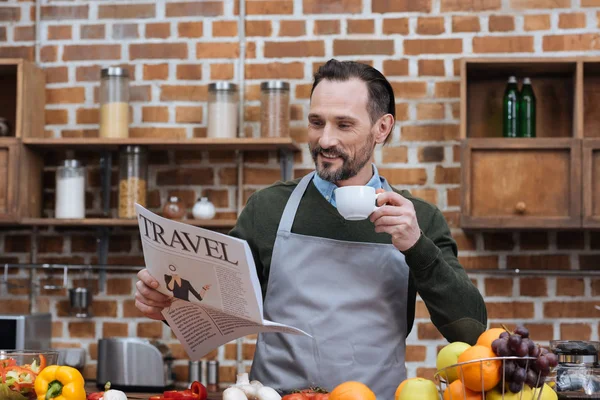 Homem Segurando Xícara Café Ler Jornal Viagem — Fotografia de Stock