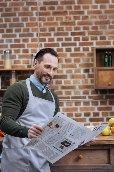 Красивий Чоловік Читає Туристичну Газету Кухні — Безкоштовне стокове фото