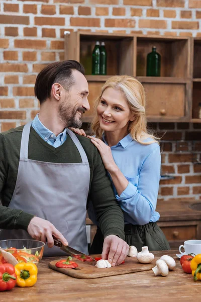 Soție Îmbrățișare Soț Timp Pregătește Salată — Fotografie de stoc gratuită