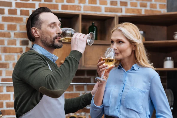 Man Och Hustru Dricka Vin Från Glasögon Köket — Stockfoto