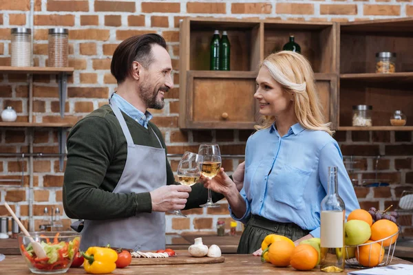 Gelukkig Man Vrouw Rammelende Met Glazen Wijn Keuken — Gratis stockfoto