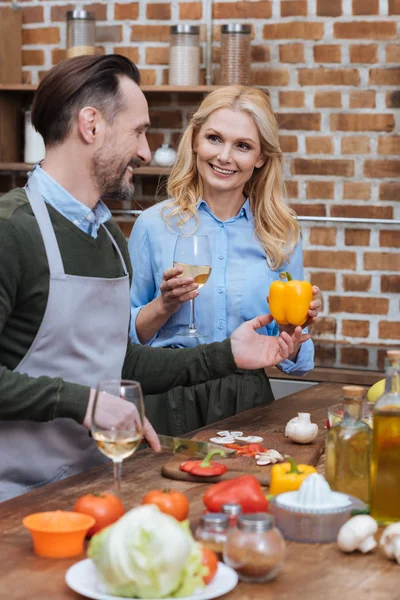 Wife Giving Yellow Bell Pepper Husband — Free Stock Photo