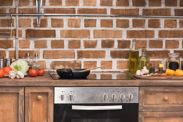 Frying Pan Wooden Spatula Stove Kitchen — Stock Photo, Image