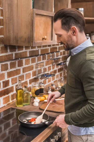 Handsome Man Stirring Vegetables Frying Pan — Stock Photo, Image