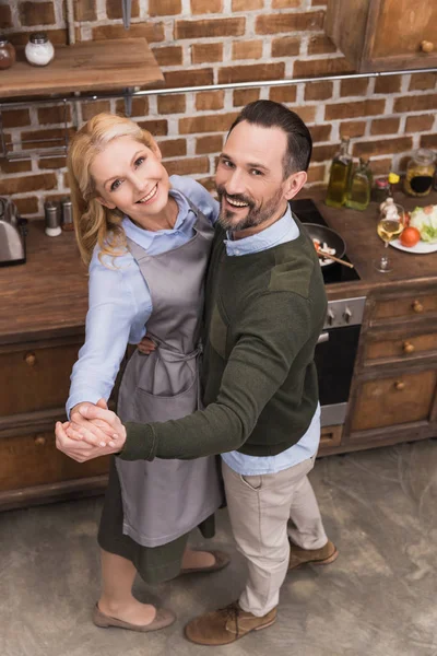 Pandangan Atas Bahagia Istri Dan Suami Menari Dapur — Foto Stok Gratis