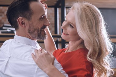 mutlu heteroseksüel çift evde dans romantik tarihte gülümseyen