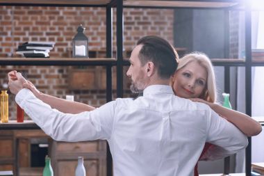 mutlu heteroseksüel çift evde Sevgililer günü dansı