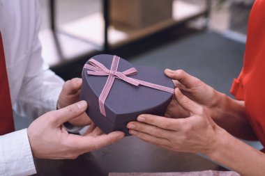 Resim koca karısına Sevgililer günü hediye sunma kırpılmış