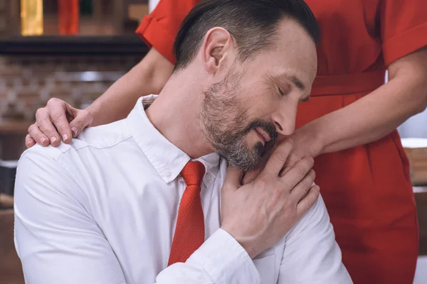 Immagine Ritagliata Moglie Abbracciando Marito Tengono Mano — Foto Stock