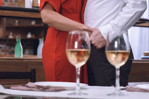 Imagen Recortada Pareja Cogida Mano Cena Romántica —  Fotos de Stock