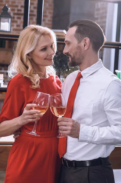 Istri Dan Suami Yang Bahagia Dentingan Dengan Segelas Anggur Pada — Stok Foto
