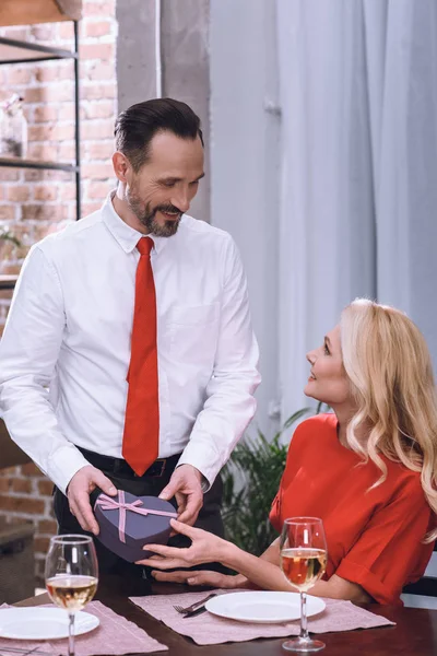 Marido Guapo Presentando Regalo Esposa San Valentín Concepto Día — Foto de stock gratis