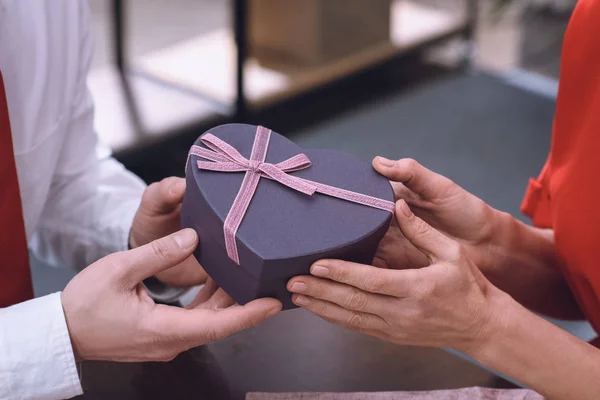 Imagem Cortada Marido Apresentando Presente Esposa Dia Dos Namorados — Fotografia de Stock