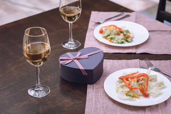 Coração Forma Caixa Presente Com Vinho Comida Mesa Conceito Dia — Fotografia de Stock