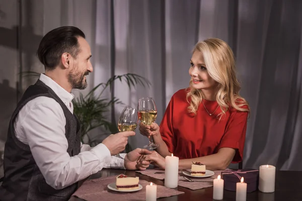 Casal Feliz Clinking Com Copos Vinho Casa — Fotografia de Stock