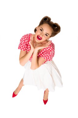 retro giyim üzerine beyaz izole içinde çekici genç kadın havai görünümü