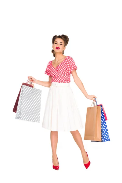 年轻女子在复古风格的服装与购物袋隔离白色 — 图库照片