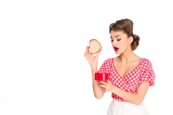 Retrato Mujer Con Estilo Ropa Retro Apertura Corazón Forma Regalo — Foto de Stock