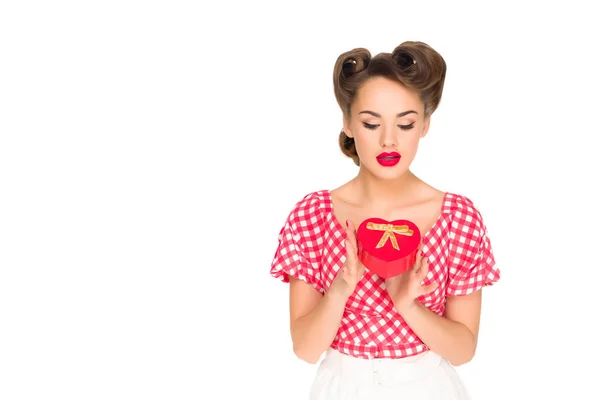 Porträt Einer Stilvollen Frau Retro Kleidung Mit Herzförmigem Geschenk Isoliert — Stockfoto
