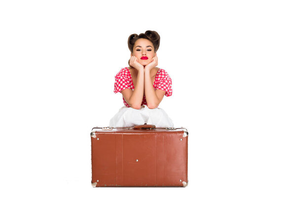 красивая молодая женщина в ретро одежде с чемоданом изолированы на белом
