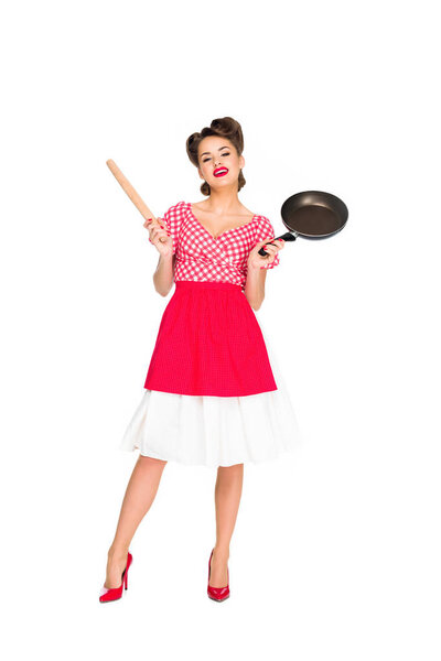 стильная женщина в ретро-одежде со скалкой и сковородкой, изолированной на белом
