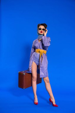retro giyim izole mavi çanta moda genç kadın