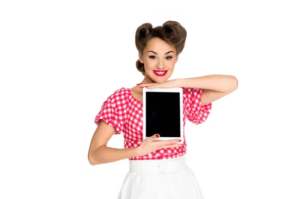 Retrato Mujer Sonriente Pin Ropa Estilo Que Muestra Tableta Aislada —  Fotos de Stock