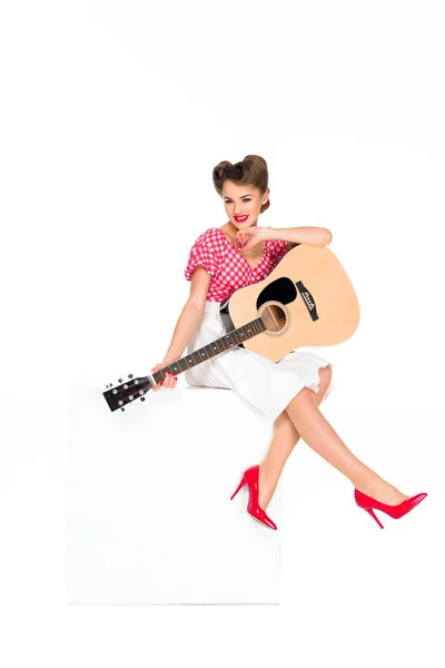 Atractiva Mujer Joven Ropa Retro Con Guitarra Sentada Cubo Aislado — Foto de stock gratis