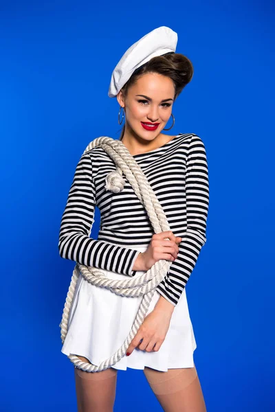 Lachende Mooie Jonge Vrouw Sailor Shirt Met Touw Geïsoleerd Blauw — Stockfoto