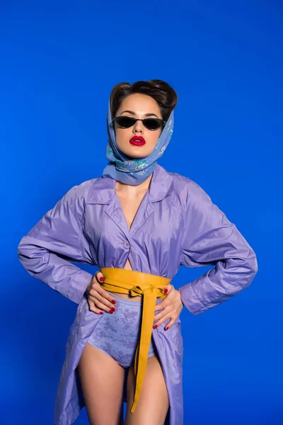 Portrait Stylish Woman Retro Clothing Sunglasses Standing Akimbo Isolated Blue — Free Stock Photo