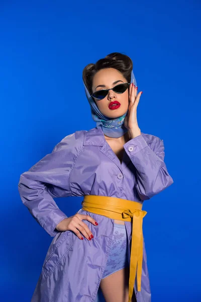 Portret Van Stijlvolle Vrouw Retro Kleding Zonnebril Geïsoleerd Blauw — Stockfoto