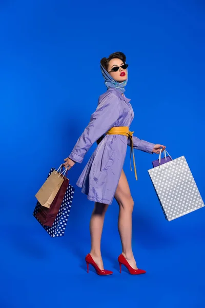 Elegante Donna Abiti Retrò Con Shopping Bags Isolato Blu — Foto Stock