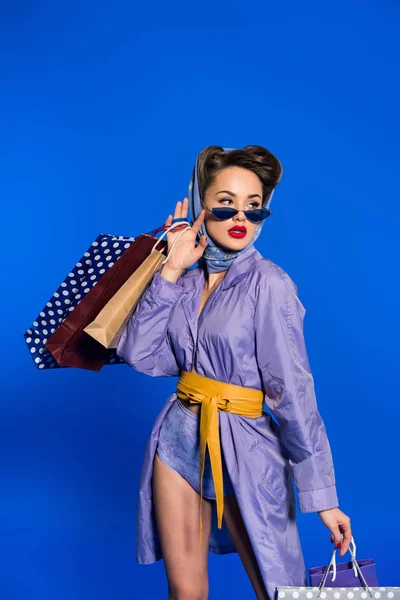 Portret Van Stijlvolle Vrouw Retro Kleding Met Boodschappentassen Geïsoleerd Blauw — Stockfoto