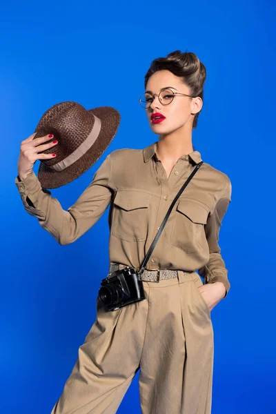 Stylische Junge Frau Retro Kleidung Mit Hut Der Hand Isoliert — Stockfoto
