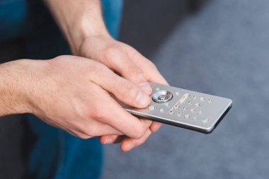 Uzaktan kumanda kullanan adam resmini kırpılmış