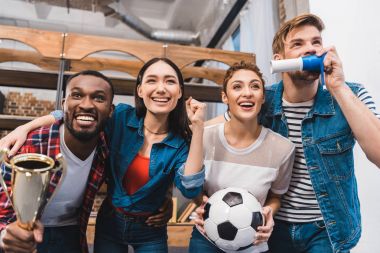 genç çok ırklı arkadaşlar birlikte evde maç futbol izlerken heyecanlı