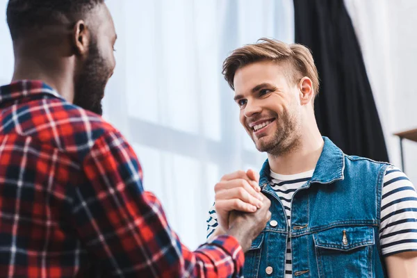 Selektiver Fokus Junger Multiethnischer Männer Die Einander Anlächeln — Stockfoto