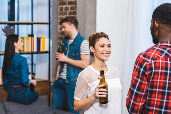 Sonriendo Jóvenes Amigos Multiétnicos Bebiendo Cerveza Hablando Casa — Foto de Stock