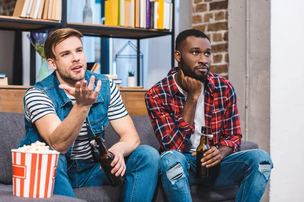 Junge Multiethnische Männer Die Gemeinsam Bier Trinken Und Fernsehen Schauen — kostenloses Stockfoto