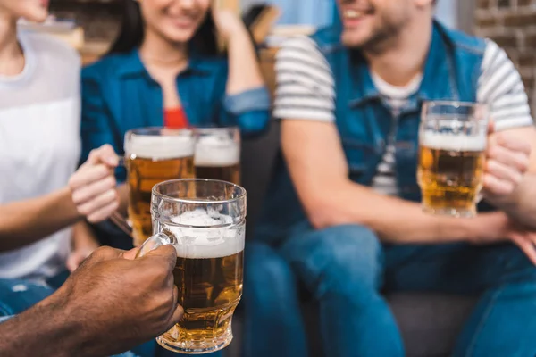 Tiro Cortado Jovens Amigos Segurando Copos Cerveja Nas Mãos — Fotografia de Stock