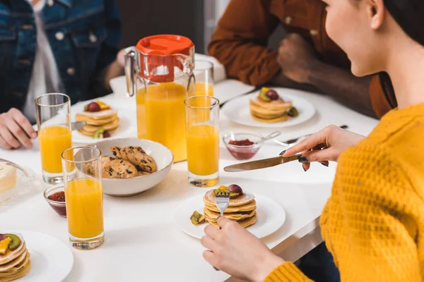 Cropped Shot Young People Having Breakfast Together — Stock Photo, Image