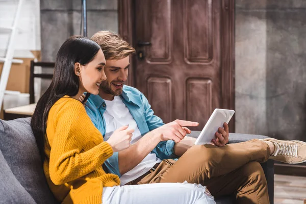 Sorridente Giovane Coppia Multietnica Utilizzando Tablet Digitale Insieme Casa — Foto Stock