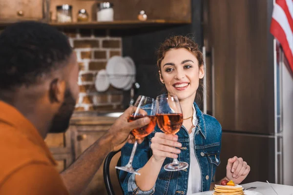 Feliz Joven Multiétnico Pareja Tintineo Copas Vino Casa — Foto de Stock