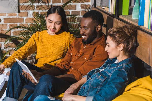 Glada Unga Multietniskt Vänner Använder Digitala Tablett Tillsammans Hemma — Gratis stockfoto