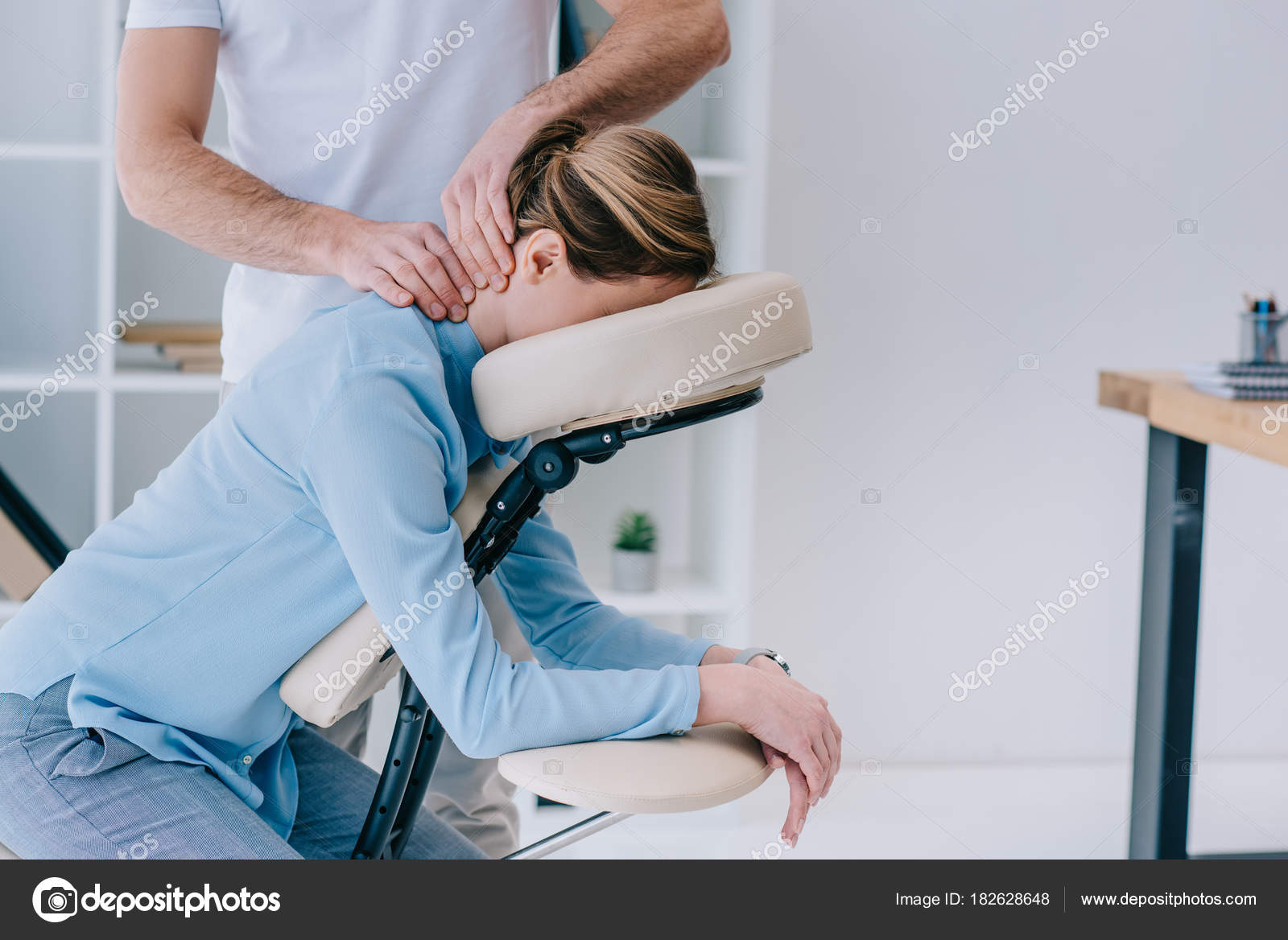 Иллюстрация к фразеологизму. Тату на шее для девушек. Ребенок сидит на шее. Что значит сидеть на шее. Сидит на шее.