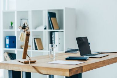 şık masa lambası ile modern ofis iç
